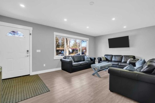2046 33 Street Se, Calgary, AB - Indoor Photo Showing Living Room