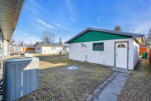 2046 33 Street Se, Calgary, AB - Outdoor