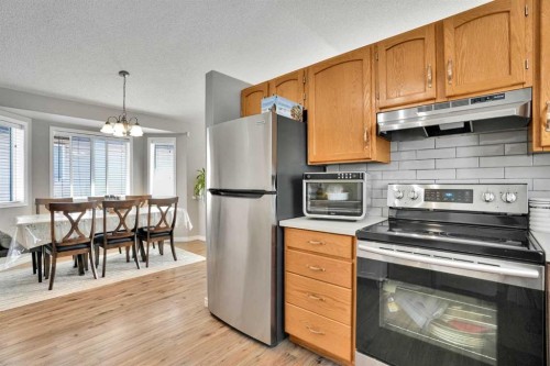 7237 Laguna Way Ne, Calgary, AB - Indoor Photo Showing Kitchen