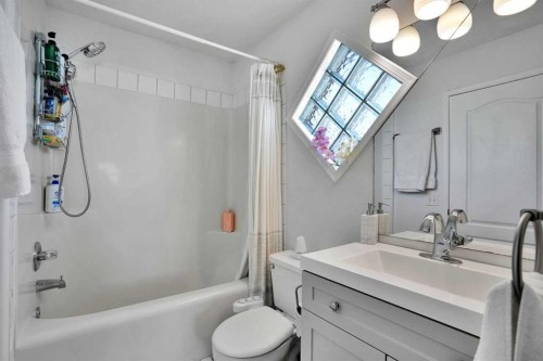 7237 Laguna Way Ne, Calgary, AB - Indoor Photo Showing Bathroom