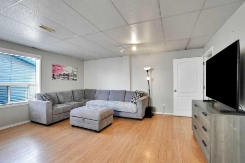 7237 Laguna Way Ne, Calgary, AB - Indoor Photo Showing Living Room