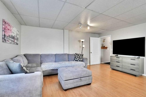 7237 Laguna Way Ne, Calgary, AB - Indoor Photo Showing Living Room