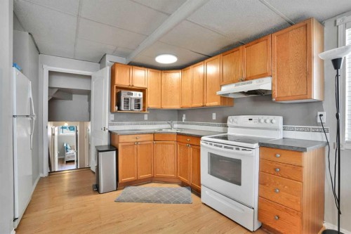 7237 Laguna Way Ne, Calgary, AB - Indoor Photo Showing Kitchen