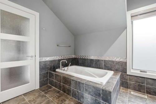 120 Lynx Ridge Road Nw, Calgary, AB - Indoor Photo Showing Bathroom