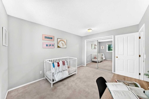 76-388 Sandarac Drive Nw, Calgary, AB - Indoor Photo Showing Bedroom