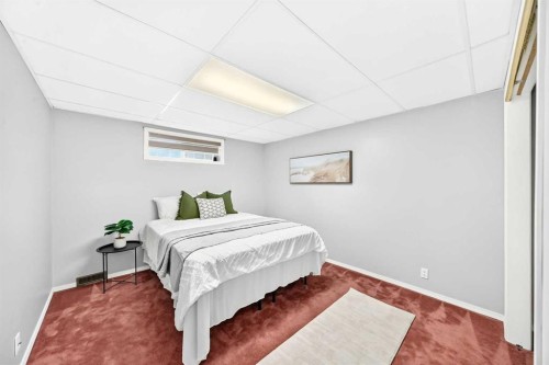 76-388 Sandarac Drive Nw, Calgary, AB - Indoor Photo Showing Bedroom