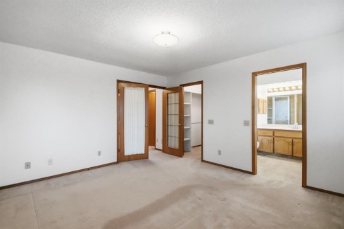 61 Shannon Crescent Sw, Calgary, AB - Indoor Photo Showing Other Room