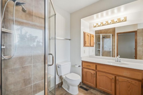 61 Shannon Crescent Sw, Calgary, AB - Indoor Photo Showing Bathroom