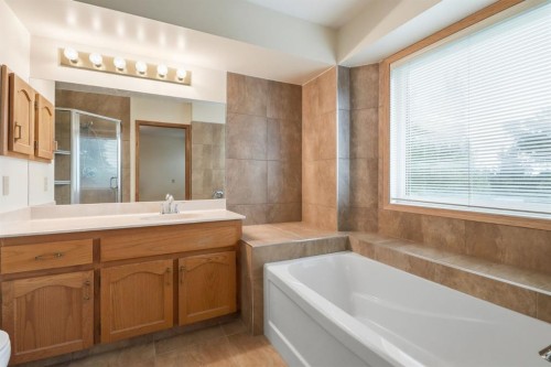 61 Shannon Crescent Sw, Calgary, AB - Indoor Photo Showing Bathroom