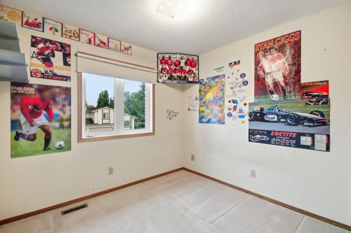 61 Shannon Crescent Sw, Calgary, AB - Indoor Photo Showing Other Room