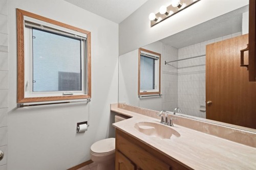 61 Shannon Crescent Sw, Calgary, AB - Indoor Photo Showing Bathroom