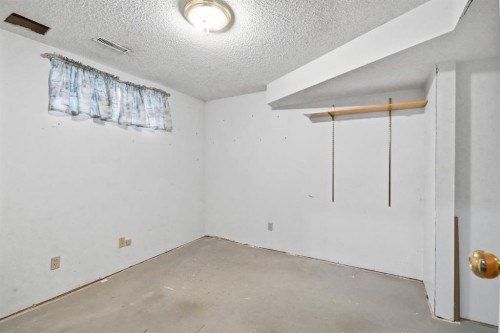 61 Shannon Crescent Sw, Calgary, AB - Indoor Photo Showing Other Room