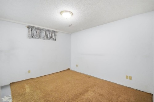 61 Shannon Crescent Sw, Calgary, AB - Indoor Photo Showing Other Room