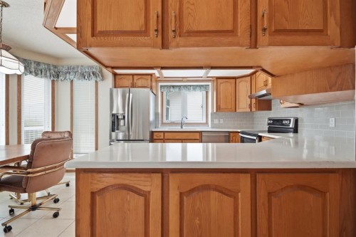61 Shannon Crescent Sw, Calgary, AB - Indoor Photo Showing Kitchen