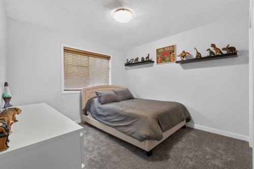 21 Morningside Bay Sw, Airdrie, AB - Indoor Photo Showing Bedroom