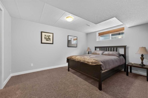 21 Morningside Bay Sw, Airdrie, AB - Indoor Photo Showing Bedroom