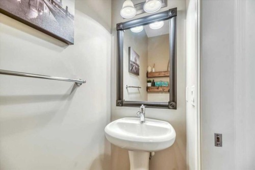 13 Cranberry Avenue Se, Calgary, AB - Indoor Photo Showing Bathroom