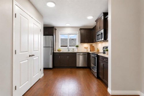 16 Fireside Way, Cochrane, AB - Indoor Photo Showing Kitchen