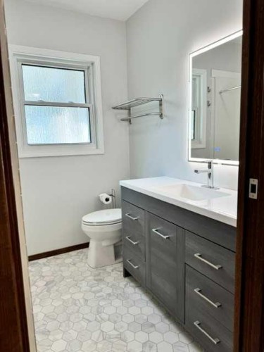 2915 13 Avenue Nw, Calgary, AB - Indoor Photo Showing Bathroom