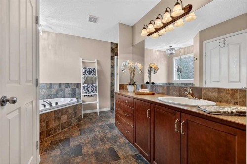 174 Cranridge Terrace Se, Calgary, AB - Indoor Photo Showing Bathroom