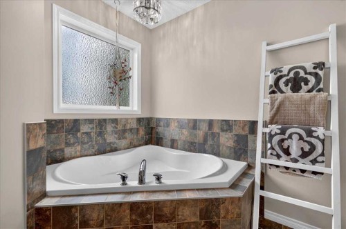 174 Cranridge Terrace Se, Calgary, AB - Indoor Photo Showing Bathroom