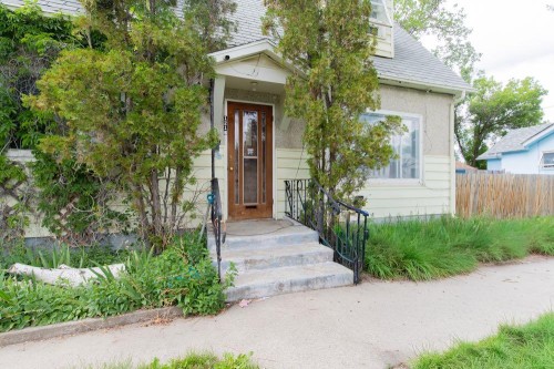 1218 13 Street North, Lethbridge, AB 