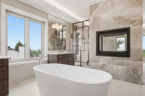 1131 Edgemont Road Nw, Calgary, AB - Indoor Photo Showing Bathroom