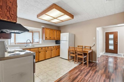 1832 43 Street Se, Calgary, AB - Indoor Photo Showing Kitchen