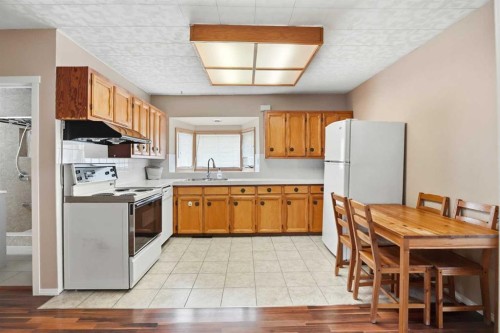 1832 43 Street Se, Calgary, AB - Indoor Photo Showing Kitchen