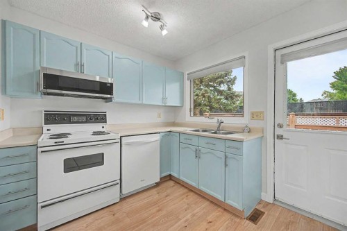 2640 Dovely Court Se, Calgary, AB - Indoor Photo Showing Kitchen With Double Sink