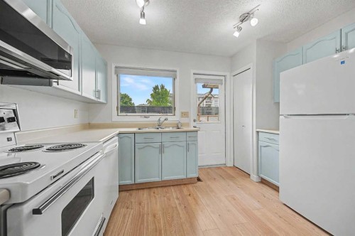 2640 Dovely Court Se, Calgary, AB - Indoor Photo Showing Kitchen With Double Sink