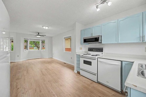2640 Dovely Court Se, Calgary, AB - Indoor Photo Showing Kitchen