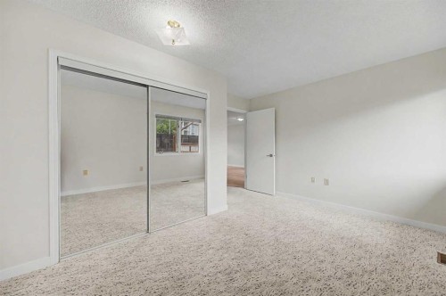 2640 Dovely Court Se, Calgary, AB - Indoor Photo Showing Other Room