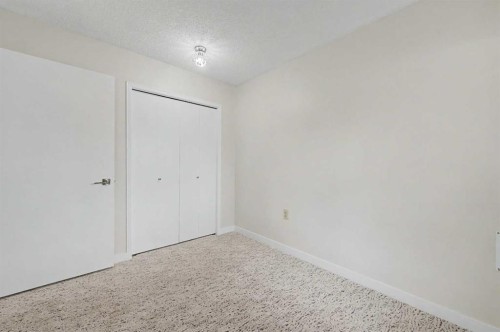 2640 Dovely Court Se, Calgary, AB - Indoor Photo Showing Other Room