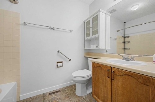 2640 Dovely Court Se, Calgary, AB - Indoor Photo Showing Bathroom