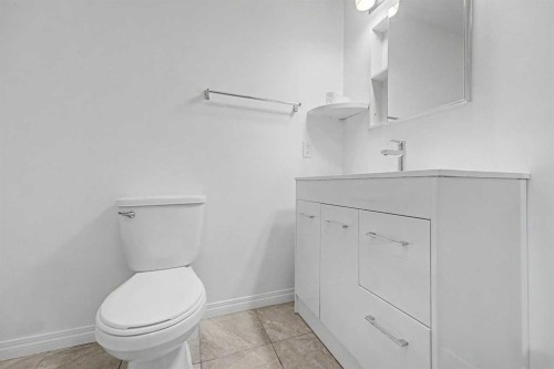 2640 Dovely Court Se, Calgary, AB - Indoor Photo Showing Bathroom
