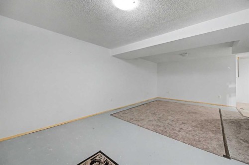 2640 Dovely Court Se, Calgary, AB - Indoor Photo Showing Other Room