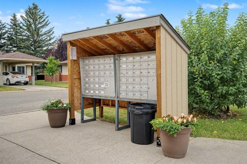 2640 Dovely Court Se, Calgary, AB - Outdoor