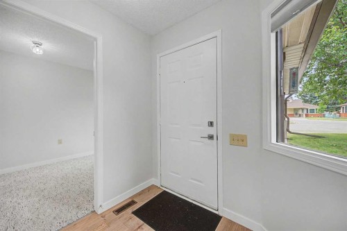 2640 Dovely Court Se, Calgary, AB - Indoor Photo Showing Other Room