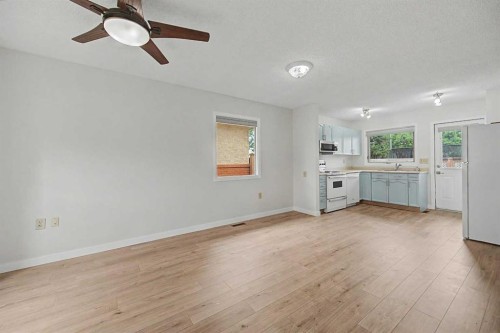 2640 Dovely Court Se, Calgary, AB - Indoor Photo Showing Kitchen