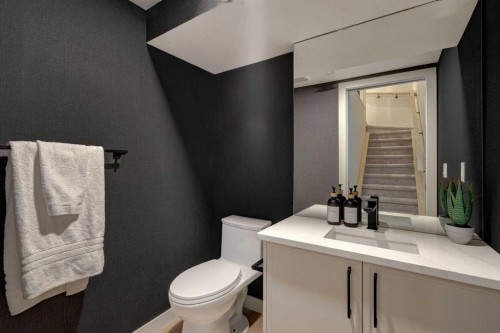 1923 26 Avenue Sw, Calgary, AB - Indoor Photo Showing Bathroom