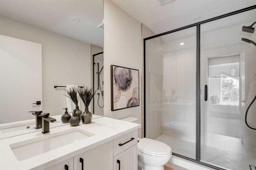 1923 26 Avenue Sw, Calgary, AB - Indoor Photo Showing Bathroom