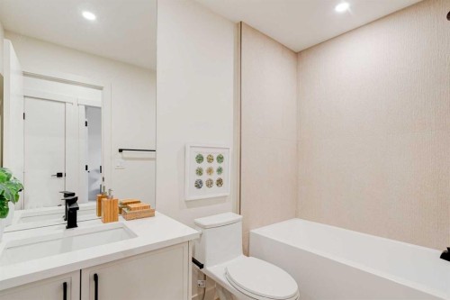 1923 26 Avenue Sw, Calgary, AB - Indoor Photo Showing Bathroom