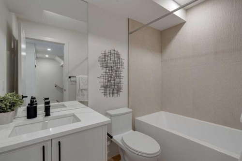 1923 26 Avenue Sw, Calgary, AB - Indoor Photo Showing Bathroom