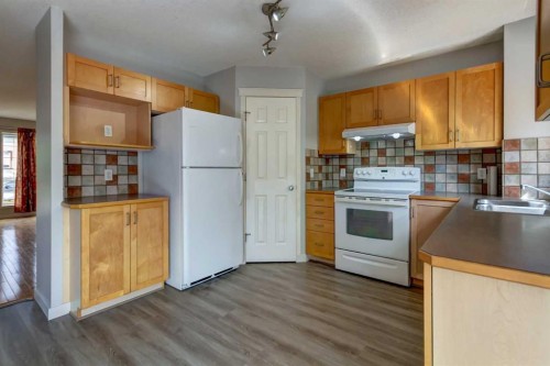 33 Everstone Avenue Sw, Calgary, AB - Indoor Photo Showing Kitchen