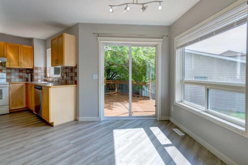 33 Everstone Avenue Sw, Calgary, AB - Indoor Photo Showing Kitchen