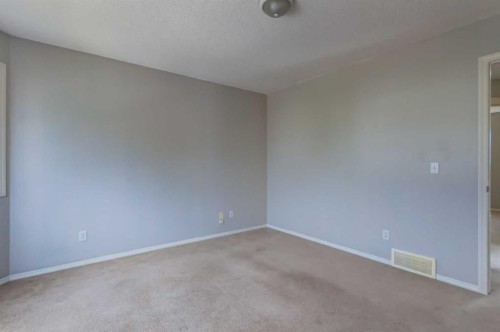 33 Everstone Avenue Sw, Calgary, AB - Indoor Photo Showing Other Room