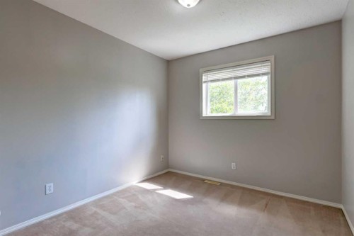 33 Everstone Avenue Sw, Calgary, AB - Indoor Photo Showing Other Room