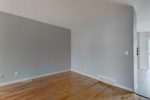 33 Everstone Avenue Sw, Calgary, AB - Indoor Photo Showing Other Room