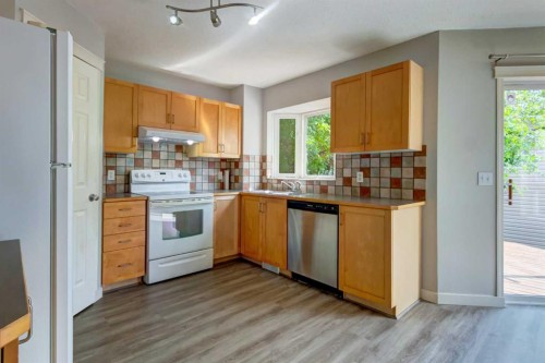 33 Everstone Avenue Sw, Calgary, AB - Indoor Photo Showing Kitchen